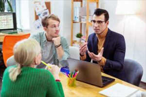 Adviseur bespreekt audit resultaten met schoolleider voor verbetering van de onderwijskwaliteit.