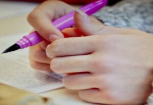 leerling leest tekst met close reading en markeerstift voor analyseren