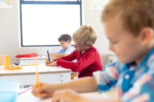 kinderen in combinatieklas werken zelfstandig