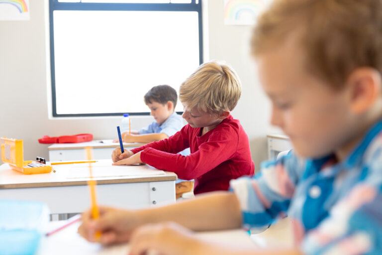 kinderen in combinatieklas werken zelfstandig