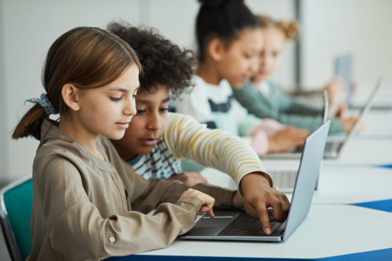 kinderen op laptop in klaslokaal digitale geletterdheid