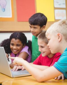 multiculturele groep kinderen in de klas inclusief onderwijs