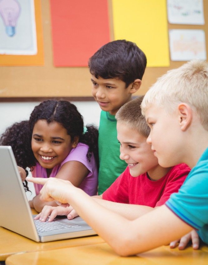 multiculturele groep kinderen in de klas inclusief onderwijs