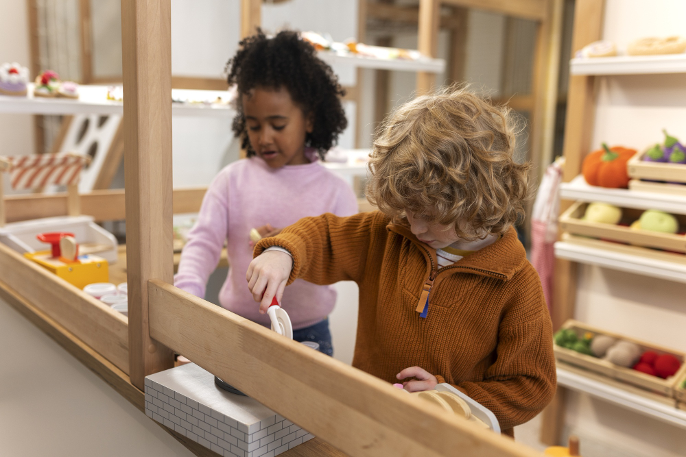 Kleuters en groep 3 kinderen leren samen in een basisschoolomgeving, met betrokken leerkrachten die de overgang begeleiden.