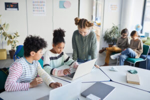 Groepjes kinderen werken zelfstandig aan taken, passend bij onderwijs en leren anders organiseren.