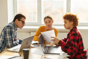 zorgteam met intern begeleider zorgcoördinator kwaliteitscoördinator in overleg