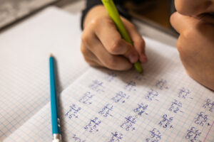 leerling rekent in schrift op school in rekenonderwijs verbeteren