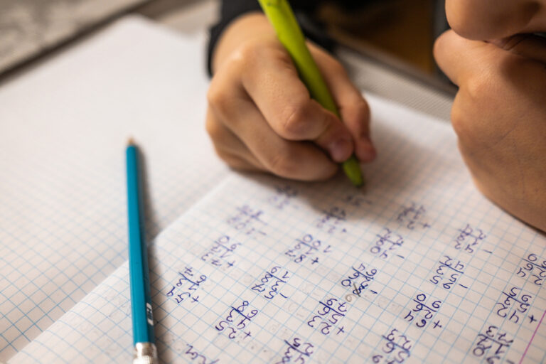 leerling rekent in schrift op school in rekenonderwijs verbeteren