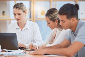 Schoolteam bespreekt onderwijskwaliteit tijdens audit of nulmeting.