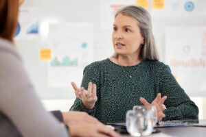 Gesprek coaching en leerkracht in traject voor ontwikkeling.