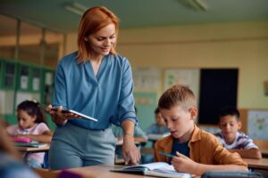 Leerkracht werkt cyclisch met doelen en leerlingeninformatie om het onderwijs af te stemmen op verschillen in de groep.