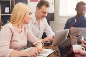 Team in gesprek over bestuurlijk leiderschap en toezicht in het MBO