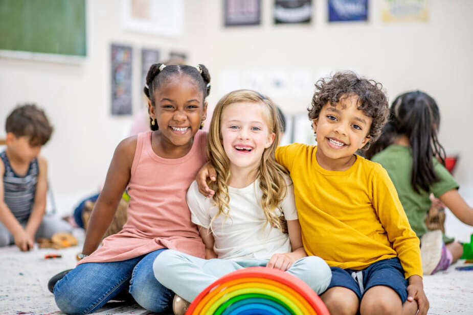 Een diverse, inclusieve peutergroep in de kinderopvang speelt samen in de klas.