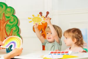 Kleuters spelen met kaartjes over het weer voor woordenschat