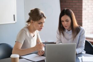 Schoolleider en kwaliteitscoördinator werken samen aan kwaliteitszorg en visieontwikkeling op school.