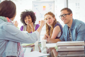 Schoolteam in gesprek over strategische kwaliteitszorg en schoolontwikkeling.