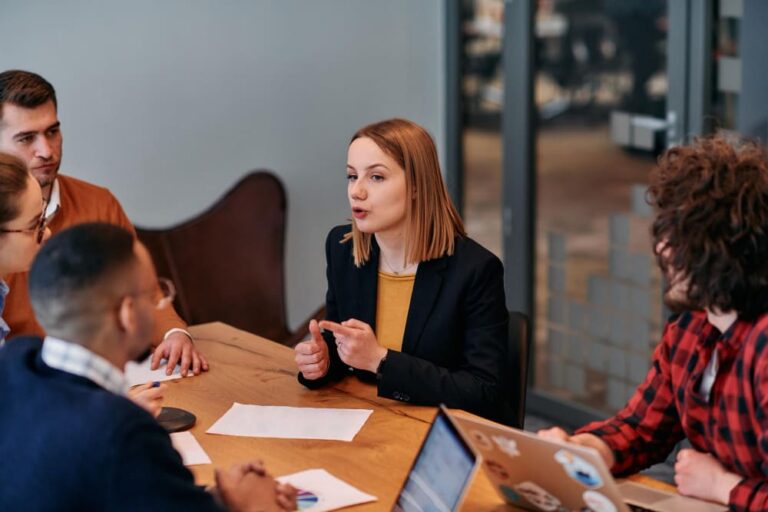 Bestuur en samenwerkingsverband overleggen over passend onderwijs op scholen.