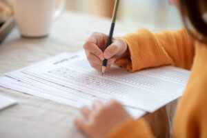 Docent kijkt met bekwaamheid toetsen na en analyseert de data.
