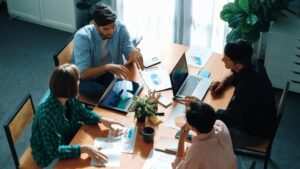 Onderwijsteam bespreekt toetsresultaten tijdens schoolbespreking met kwaliteitskaarten op tafel.