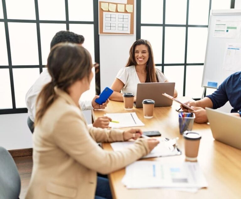 Schoolteam in overleg met trainer over schoolontwikkeling en interne begeleiding.