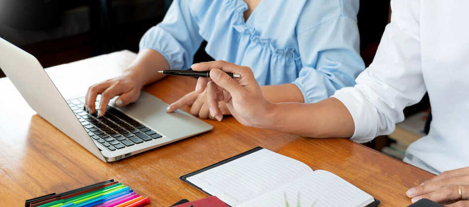 Schoolteam en onderwijsadviseur overleggen over leerlingvolgsysteem tijdens visietraject.