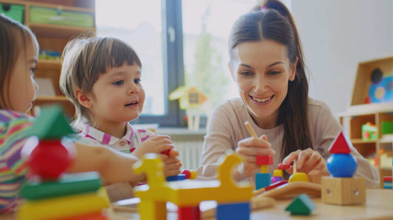 Groep kinderen en VE begeleider zijn bezig met spel met concreet materiaal in de VE groep.