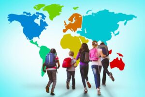 Kinderen rennen symbolisch de wereld in, richting een op de achtergrond staande wereldkaart.