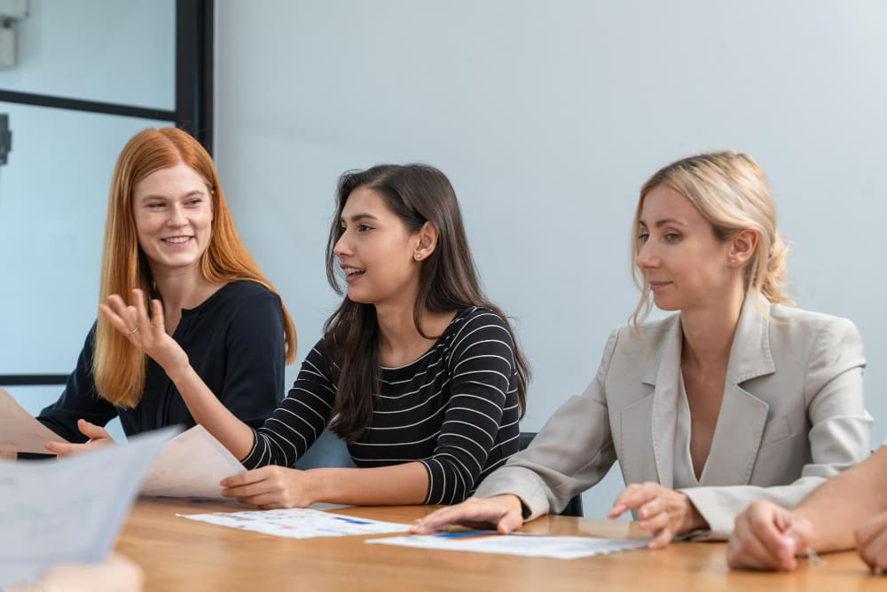 Groep leerkrachten oefent met gespreksvaardigheden tijdens training.