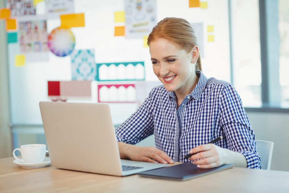 Schoolprofessional volgt opleiding digitale geletterdheid, werkend aan plan van aanpak.