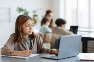 Leerlingen maken leerlingscan digitale geletterdheid op laptops in de klas om digitale vaardigheden inzichtelijk te maken.