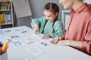 Dyslexiespecialist geeft dyslexiebegeleiding aan leerling volgens dyslexieprotocol 3.0