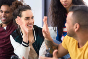 Schoolleider werkt samen met team aan visiegestuurde schoolontwikkeling en gespreid leiderschap.