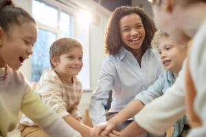 Leerkracht coacht kinderen positief bij samenwerken en creëert een positief klimaat in de groep.