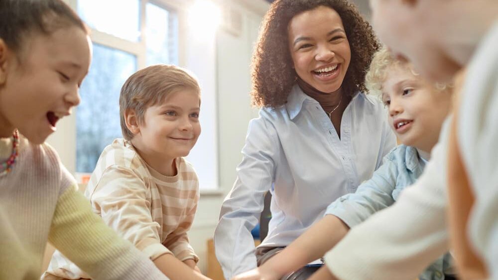 Leerkracht coacht kinderen positief bij samenwerken en creëert een positief klimaat in de groep.