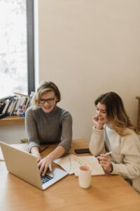 Intern begeleider en leerkracht werken samen aan sterk OPP.