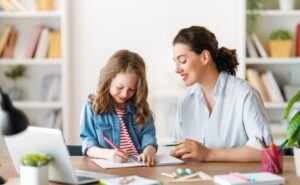 Orthopedagoog doet pedagogisch-didactisch onderzoek bij een leerling.