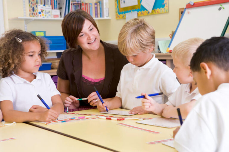 Leerkracht en leerlingen werken samen aan rekenopdracht in verlengde instructie voor de opleiding tot rekenspecialist.