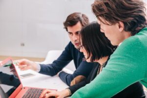 Directie en mt in overleg over nieuw schoolplan vanuit visie, ambitie en aansluitend op de actualiteit. Met focus en werkmaterialen op tafel.