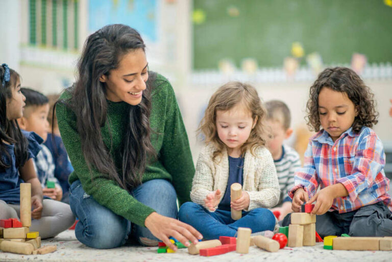 Kleuterjuf groep 1-2 aan het bouwen met jonge kinderen.