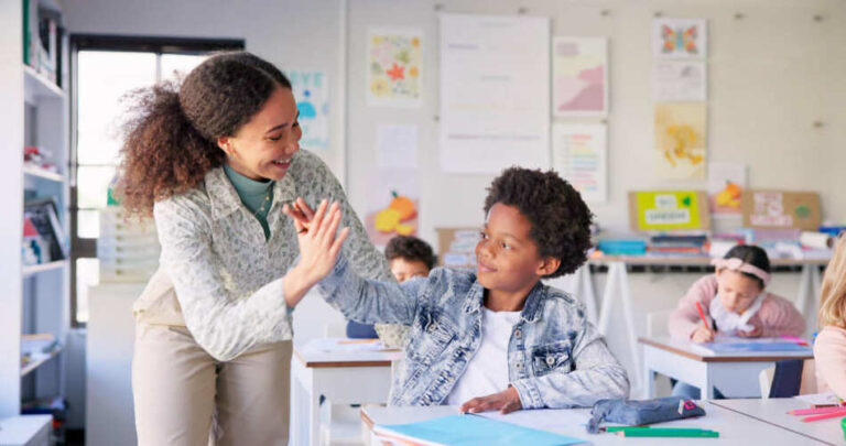 Leerkracht in klas geeft warme en persoonlijke aandacht aan leerling, cursus trauma- en hechtingsproblematiek onderwijs
