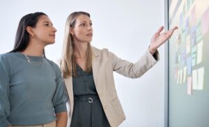 Schoolleider en collega van MT bekijken de innovatieve nieuwe plannen voor de schoolontwikkeling.