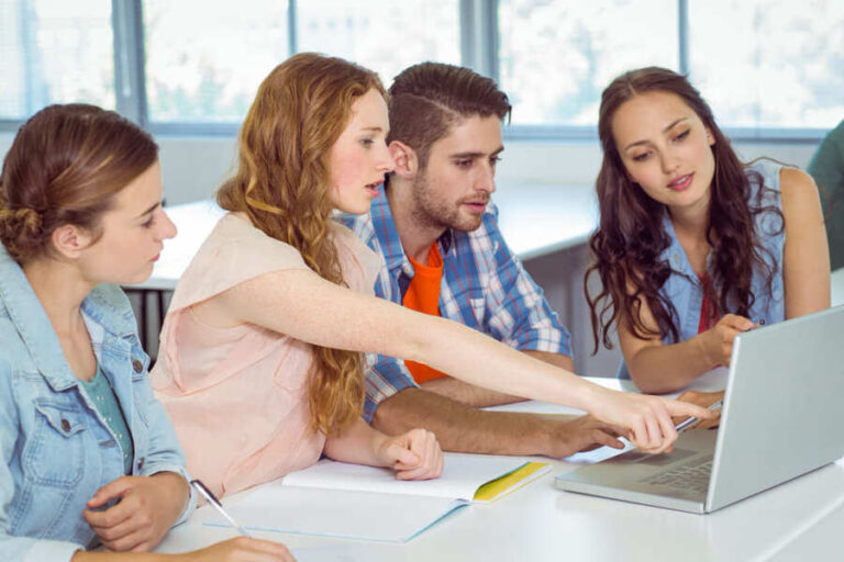 Schoolteam bespreekt visie op onderwijs en ict en bouwstenen voor beleid.
