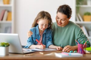 Zieke leerling volgt digitaal les vanuit huis, in contact met klas en docent.