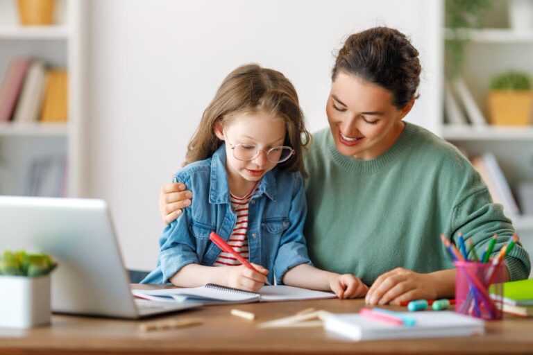 Zieke leerling volgt digitaal les vanuit huis, in contact met klas en docent.