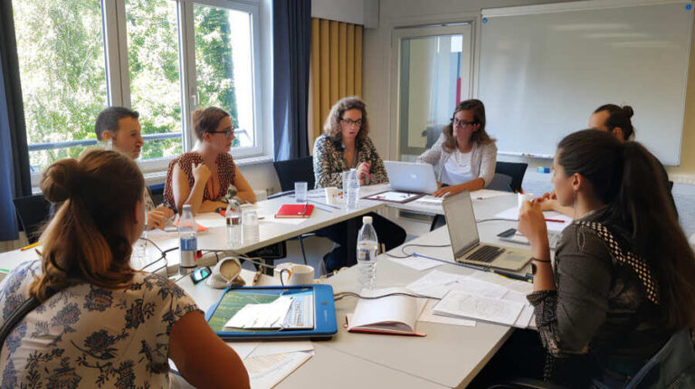 Schoolteam in overleg over organisatie van coöperatief onderwijs.