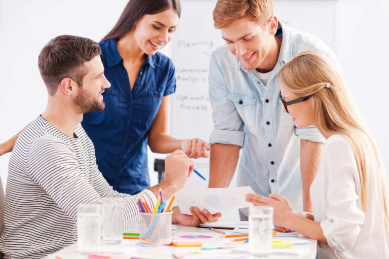 MT in samenwerkend leiderschap, in overleg over schoolontwikkelingen.